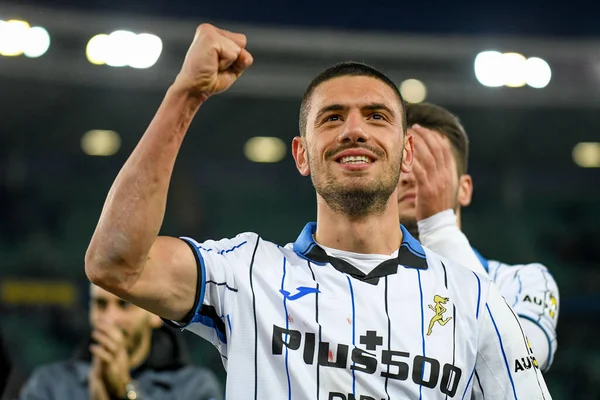 Atalanta 'nın Merih Demiral portresi İtalya futbolu takımı Serie A maçında destekçilerini karşıladı: Hellas Verona FC - Atalanta BC maçı Verona, İtalya' daki Marcantonio Bentegodi Stadyumu 'nda, 12 Aralık 2021