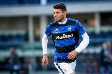 Atalanta 'nın İtalyan futbol takımı Serie A maçında Berat Djimsiti portresi Hellas Verona FC - Atalanta BC maçı Verona, İtalya' daki Marcantonio Bentegodi Stadyumu 'nda, 12 Aralık 2021