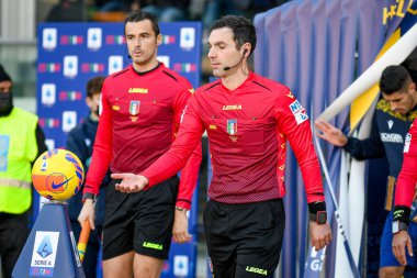 Hakem Juan Luca Sacchi İtalya futbol takımı Serie A maçında topu alıyor Hellas Verona FC - Atalanta BC maçı Verona, İtalya 'daki Marcantonio Bentegodi Stadyumu' nda, 12 Aralık 2021