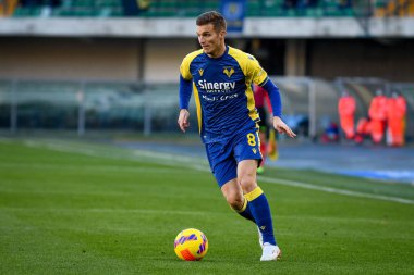 Verona 'nın Darko Lazoviç portresi İtalyan futbolu Serie A maçında Hellas Verona FC - Atalanta BC maçı sırasında İtalya' nın Verona kentindeki Marcantonio Bentegodi Stadyumu 'nda 12 Aralık 2021