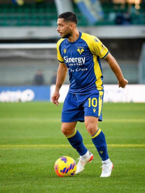 Verona 'nın Giancluca Caprari portresi İtalyan futbolu Serie A maçında Hellas Verona FC - Atalanta BC maçı sırasında İtalya' nın Verona kentindeki Marcantonio Bentegodi Stadyumu 'nda 12 Aralık 2021