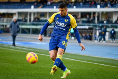 Verona 'nın Giovanni Simeoni portresi İtalyan futbolu Serie A maçında Hellas Verona FC - Atalanta BC maçı sırasında İtalya' nın Verona kentindeki Marcantonio Bentegodi Stadyumu 'nda 12 Aralık 2021