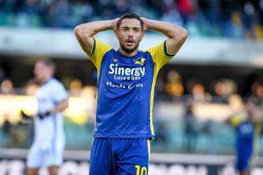 Verona 'nın Giancluca Caprari portresi İtalya futbol takımı Serie A maçında tepki gösterdi: Hellas Verona FC - Atalanta BC maçı Verona, İtalya' da Marcantonio Bentegodi Stadyumu 'nda, 12 Aralık 2021