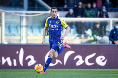 Verona 'nın Kevin Lasagna portresi İtalyan futbolu Serie A maçında Hellas Verona FC - Atalanta BC maçı sırasında İtalya' nın Verona kentinde Marcantonio Bentegodi Stadyumu 'nda 12 Aralık 2021