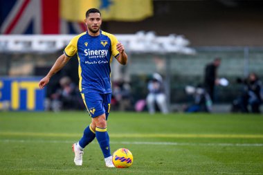 Verona 'nın Giancluca Caprari portresi İtalyan futbolu Serie A maçında Hellas Verona FC - Atalanta BC maçı sırasında İtalya' nın Verona kentindeki Marcantonio Bentegodi Stadyumu 'nda 12 Aralık 2021