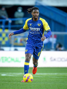 Verona 'nın Adrien Tameze portresi İtalyan futbolu Serie A maçında Hellas Verona FC - Atalanta BC maçı sırasında İtalya' nın Verona kentindeki Marcantonio Bentegodi Stadyumu 'nda 12 Aralık 2021
