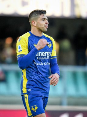 Verona 'nın Giovanni Simeoni portresi İtalyan futbolu Serie A maçında Hellas Verona FC - Atalanta BC maçı sırasında İtalya' nın Verona kentindeki Marcantonio Bentegodi Stadyumu 'nda 12 Aralık 2021