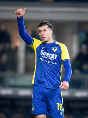 Verona 'dan Nicolo Casale, 22 Aralık 2021' de İtalya 'nın Verona kentinde bulunan Marcantonio Bentegodi Stadyumu' nda oynanan Hellas Verona FC - ACF Fiorentina maçında tepki gösterdi.