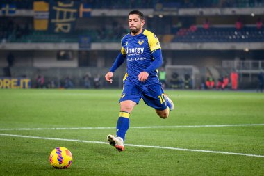 Verona 'dan Giancluca Caprari, İtalya' nın Verona şehrindeki Marcantonio Bentegodi Stadyumu 'nda oynanan Serie A karşılaşmasında Hellas Verona FC' ye karşı ACF Fiorentina (Arşiv portreleri) maçı yapıyor.