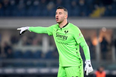 Verona 'dan Lorenzo Montipo, İtalya' nın Verona kentinde 22 Aralık 2021 'de oynanan İtalya futbol takımı Serie A maçında Marcantonio Bentegodi Stadyumu' nda ACF Fiorentina 'ya karşı Hellas Verona FC (Arşiv portreleri) jesti yaptı.
