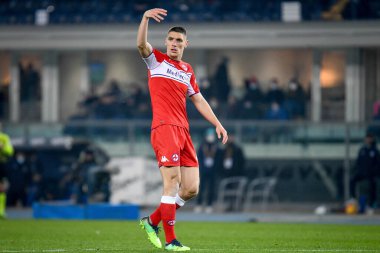 Fiorentina 'dan Nikola Milenkoviç, İtalya' nın Verona şehrindeki Marcantonio Bentegodi Stadyumu 'nda 22 Aralık 2021' de oynanan Hellas Verona FC - ACF Fiorentina (Arşiv portreleri) maçı sırasında jest yapıyor.