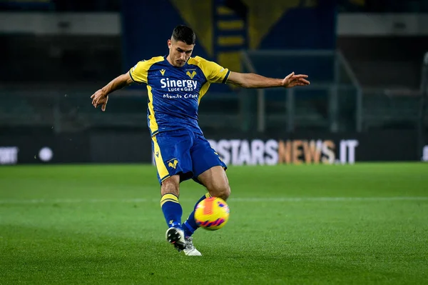 Verona 'dan Davide Faraoni, İtalya' nın Verona kentinde 22 Aralık 2021 'de oynanan İtalyan futbolu Serie A karşılaşmasında Hellas Verona FC, ACF Fiorentina (Arşiv portreleri) maçına çıktı.