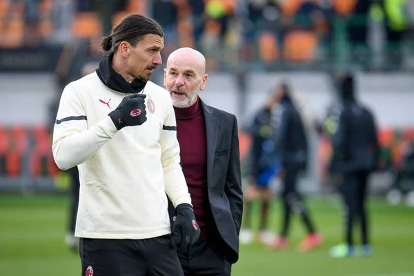 Milan Zlatan Ibrahimovic Talks Milan Head Coach Stefano Pioli Warm — Stock Photo, Image