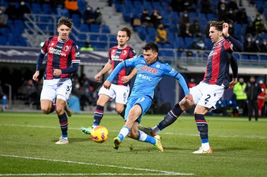 17 Ocak 2022 'de İtalya' nın Bologna kentindeki Renato Dall & # 39; Ara Stadyumu 'nda Bologna' dan Luis Binks, Bologna 'dan Aaron Hickey ve Bologna' dan Arthur Theate 'ye karşı oynanan İtalya Serie A maçında Hirving Lozano (Napoli) ile SSC Napoli karşı karşıya geldi. -
