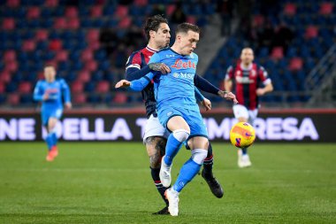 Piotr Zielinski (Napoli) İtalyan futbolcu Nicolas Viola 'nın İtalyan Serie A maçı sırasında Renato Dall & # 39; Ara Stadyumu' nda Bologna FC 'ye karşı SSC Napoli maçında engel oldu.