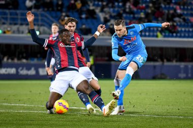 Piotr Zielinski (Napoli), İtalya 'nın Bologna kentinde 17 Ocak 2022' de oynanan Renato Dall & # 39; Ara Stadyumu 'nda İtalyan futbolcu Adama Soumaoro' nun Bologna FC maçında attığı golü atmaya çalışıyor.