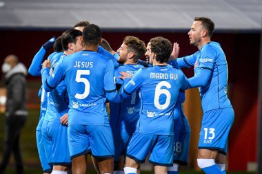 Hirving Lozano (Napoli) İtalya 'nın başkenti Bologna' da 17 Ocak 2022 'de oynanan Renato Dall & # 39; Ara Stadyumu' nda oynanan Bologna FC maçında takım arkadaşlarıyla gol attıktan sonra kutluyor - Fotoğraf: Ettore Griffon