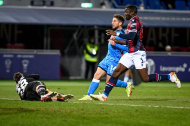 Bologna 'dan Lukasz Skorupski, Bologna' dan Adama Soumaoro 'nun 17 Ocak 2022' de İtalya 'nın Bologna kentinde oynanan Renato Dall & # 39; Ara Stadyumu' nda Bologna 'dan Adama Soumaoro' ya karşı oynadığı maçta attığı golü kurtardı.