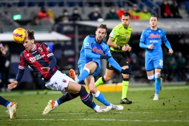 Fabian Ruiz (Napoli) İtalya 'nın Bologna kentinde 17 Ocak 2022' de oynanan Renato Dall & # 39; Ara Stadyumu 'nda Bologna' dan Luis Binks, Bologna FC 'ye karşı oynadığı maçta gol atmaya çalışıyor.
