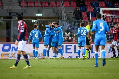 Hirving Lozano (Napoli), İtalya 'nın Bologna kentinde 17 Ocak 2022' de oynanan Renato Dall & # 39; Ara Stadyumu 'nda oynanan Serie A maçında takım arkadaşlarıyla 0-2' lik gol attıktan sonra kutluyor.