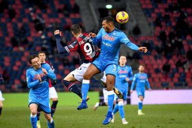 Juan İsa (Napoli) İtalyan futbolcu Diego Falcinelli 'ye karşı 17 Ocak 2022' de İtalya 'nın Bologna şehrindeki Renato Dall & # 39; Ara Stadyumu' nda oynanan Bologna FC maçında