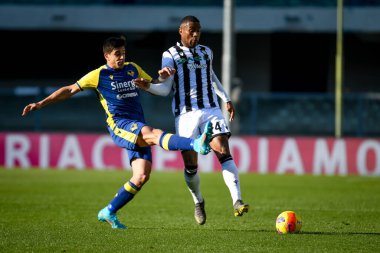 Verona 'dan Giovanni Simeone İtalyan futbolcu Marvin Zeegelaar' a karşı İtalya 'nın Verona kentindeki Marcantonio Bentegodi Stadyumu' nda Hellas Verona FC ve Udinese Calcio maçında 13 Şubat 2022 - Fotoğraf: Ettore Griffon