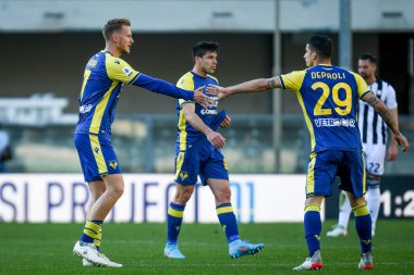 Verona 'dan Antonin Barak, İtalya' nın Verona kentindeki Marcantonio Bentegodi Stadyumu 'nda oynanan İtalyan Serie A karşılaşmasında Verona' dan Fabio Depaoli ile 2-0 'lık gol atarak Hellas Verona FC ve Udinese Calcio maçını kutluyor. 
