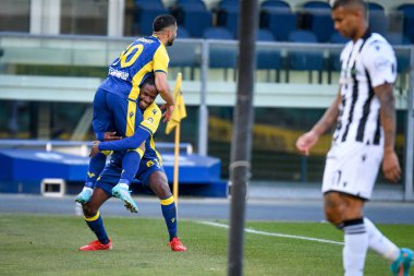 Verona 'dan Giancluca Caprari, İtalya' nın Verona kentindeki Marcantonio Bentegodi Stadyumu 'nda oynanan İtalyan Serie A karşılaşmasında Verona' dan Adrien Tameze ile oynadığı 3-0 'lık golü kutluyor.