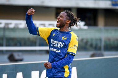 Verona 'dan Adrien Tameze, İtalya' nın Verona kentindeki Marcantonio Bentegodi Stadyumu 'nda oynanan Hellas Verona FC-Udinese Calcio maçında 4-0' lık gol attıktan sonra 13 Şubat 2022 'de kutluyor.