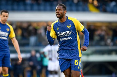 Verona 'dan Adrien Tameze, İtalya' nın Verona kentindeki Marcantonio Bentegodi Stadyumu 'nda oynanan Hellas Verona FC-Udinese Calcio maçında 4-0' lık gol attıktan sonra 13 Şubat 2022 'de kutluyor.