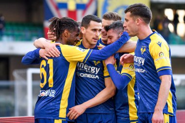 Verona 'dan Adrien Tameze, İtalya' nın Verona kentindeki Marcantonio Bentegodi Stadyumu 'nda oynanan Hellas Verona FC - Udinese Calcio maçında takım arkadaşlarıyla 4-0' lık bir gol attıktan sonra 13 Şubat 2022 'de kutluyor.