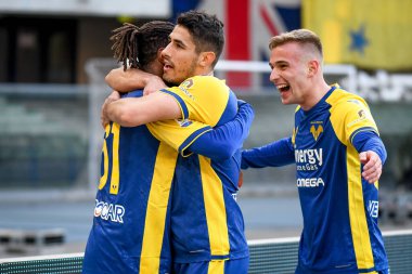 Verona 'dan Adrien Tameze, İtalya' nın Verona kentinde Marcantonio Bentegodi Stadyumu 'nda oynanan Hellas Verona FC - Udinese Calcio maçında Verona' dan Davide Faraoni ve Verona 'dan Mateusz Praszelik ile 4-0' lık gol attıktan sonra kutluyor.