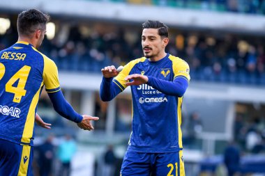 Verona 'dan Koray Gunter, İtalya' nın Verona şehrindeki Marcantonio Bentegodi Stadyumu 'nda oynanan Hellas Verona FC - Udinese Calcio maçında kazandığı zaferi kutluyor.