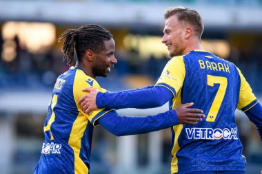 Verona 'dan Adrien Tameze ve Verona' dan Antonin Barak, İtalya 'nın Verona kentindeki Marcantonio Bentegodi Stadyumu' nda oynanan Hellas Verona FC - Udinese Calcio maçında 13 Şubat 2022 - Ettore Griffon