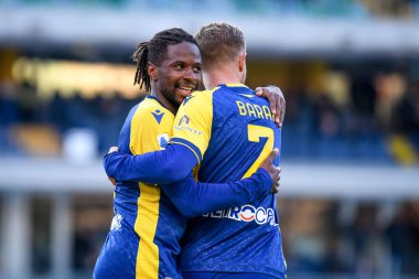 Verona 'dan Adrien Tameze ve Verona' dan Antonin Barak, İtalya 'nın Verona kentindeki Marcantonio Bentegodi Stadyumu' nda oynanan Hellas Verona FC - Udinese Calcio maçında 13 Şubat 2022 - Ettore Griffon