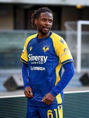 Verona 'nın İtalya futbolu sırasındaki Adrien Tameze portresi Serie A maçında Hellas Verona FC, Udinese Calcio' ya karşı Verona, İtalya 'daki Marcantonio Bentegodi Stadyumu' nda 13 Şubat 2022 - Fotoğraf: Ettore Griffon