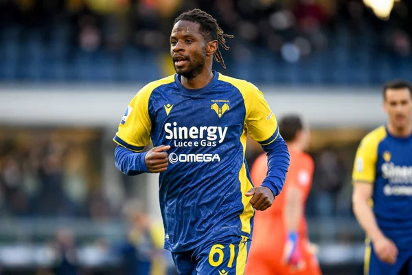 Verona 'nın İtalya futbolu sırasındaki Adrien Tameze portresi Serie A maçında Hellas Verona FC, Udinese Calcio' ya karşı Verona, İtalya 'daki Marcantonio Bentegodi Stadyumu' nda 13 Şubat 2022 - Fotoğraf: Ettore Griffon