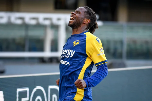 Verona 'nın Adrien Tameze portre mutluluğu İtalyan futbolu Serie A maçında Hellas Verona FC - Udinese Calcio maçı Verona, İtalya' da Marcantonio Bentegodi Stadyumu 'nda, 13 Şubat 2022 - Fotoğraf: Ettore Griffon