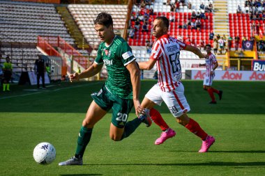 Pietro Beruatto (Pisa) ostacolato da Riccardo Meggiorini (Vicenza) İtalya 'nın başkenti Vicenza' da oynanan LR Vicenza vs AC Pisa maçı sırasında, 18 Eylül 2021 - Fotoğraf: Ettore Griffon