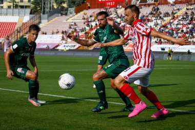 Mario Ierardi (Vicenza) ostacolato da Antonio Caracciolo (Pisa) İtalya 'nın başkenti Vicenza' da oynanan LR Vicenza vs AC Pisa maçında, 18 Eylül 2021 - Fotoğraf: Ettore Griffon