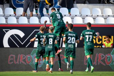 Idrissa Toure '(Pisa) esulta di fronte ai tifosi dopo aver segnato il gol del 1-1 İtalyan futbol serisi B maçında LR Vicenza' ya karşı AC Pisa Stadyumu Romeo Menti, İtalya, 18 Eylül 2021 - Fotoğraf: Ettore Griffon