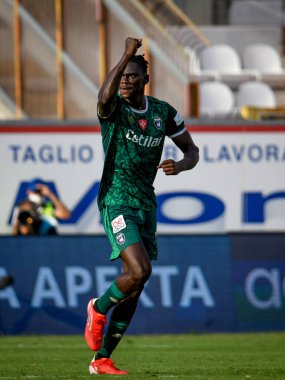 Idrissa Toure '(Pisa) esulta dopo aver segnato il gol del 1-1 İtalyan futbol serisi B maçında LR Vicenza vs AC Pisa Vicenza, İtalya' daki Stadio Romeo Menti 'de, 18 Eylül 2021 - Fotoğraf: Ettore Griffon