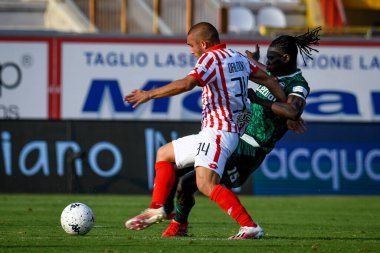 Nicola Dalmonte (Vicenza) ostacolato da Idrissa Toure '(Pisa) İtalya futbol takımı Serie B maçında LR Vicenza vs AC Pisa' ya karşı Vicenza, İtalya 'da Stadyum Romeo Menti, 18 Eylül 2021 - Fotoğraf: Ettore Griffon