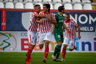 İtalyan Serisi B maçında Esultanza di Filippo Ranocchia (Vicenza) dopo aver segnato il gol del 2-1 annullato LR Vicenza karşısında AC Pisa Vicenza, İtalya 'da Stadyumu Romeo Menti, 18 Eylül 2021