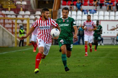 Marco Calderoni (Vicenza) ostacolato da Gaetano Masucci (Pisa) İtalya 'nın başkenti Vicenza' da oynanan LR Vicenza vs AC Pisa maçında, 18 Eylül 2021 'de
