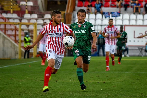 Marco Calderoni (Vicenza) ostacolato da Gaetano Masucci (Pisa) İtalya 'nın başkenti Vicenza' da oynanan LR Vicenza vs AC Pisa maçında, 18 Eylül 2021 'de