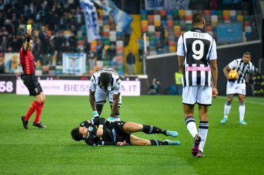 Maçın hakemi Luca Massimi Udinese 'den Jean-Victor Makengo' ya sarı kart gösteriyor. Serie A maçında Lazio 'dan Felipe Anderson' a faul yaptı. Udinese Calcio, SS Lazio 'ya karşı Friuli - Dacia Arena Stadyumu Udine, İtalya, Şub.