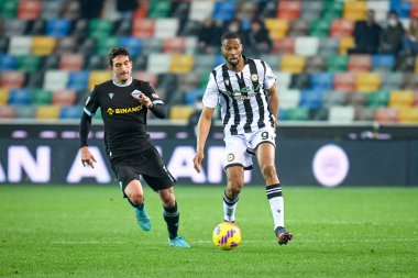 Udinese 'den Beto Betuncal, İtalya' nın Udine şehrindeki Dacia Arena Stadyumu 'nda oynanan Udinese Calcio-SS Lazio maçı sırasında Lazio' dan Danilo Cataldi tarafından engellendi.