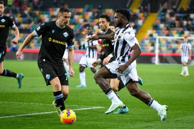 Udinese 'nin Isaac Access in action başarısı İtalyan futbolcu Adam Marusiç' in Udinese Calcio 'ya karşı Friuli - Dacia Arena Stadyumu, Udine, İtalya' da 20 Şubat 2022 - Fotoğraf: Ettore Griffon