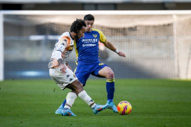 Venezia 'dan Gianluca Busio İtalya' nın Verona kentinde 27 Şubat 2022 'de oynanan Marcantonio Bentegodi Stadyumu' nda oynanan Hellas Verona FC-Venezia FC maçı sırasında Verona 'dan Giovanni Simeone' ye karşı harekete geçti.